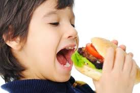 Anak sangat menyukai junkfood seperti burger diluaran